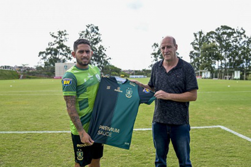 Leandro Carvalho assinou com o Coelho até o fim deste ano