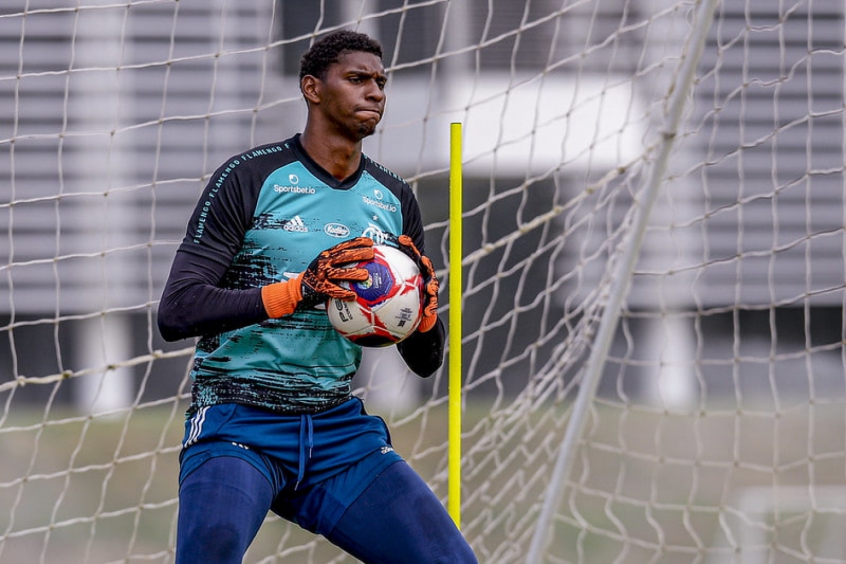 Em busca da titularidade no Flamengo, Hugo Souza mantém rotina de treino nas férias