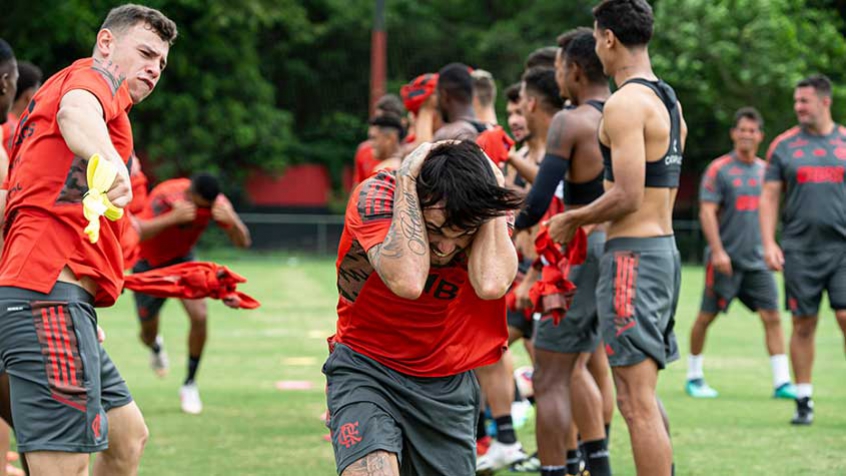 Michael e Lázaro passam por corredor polonês e recebem o carinho de Ceni