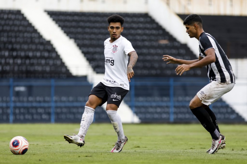 Surto de Covid alerta Corinthians a olhar para volantes da base; confira opções