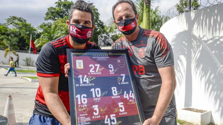 Torcedor do Fla presenteia jogadores