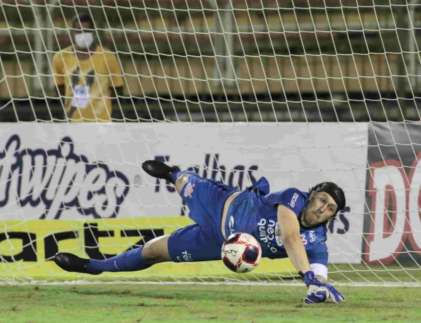 Após defender pênalti nos acréscimos em vitória do Corinthians, Cássio diz: 'Acostumado com adrenalina