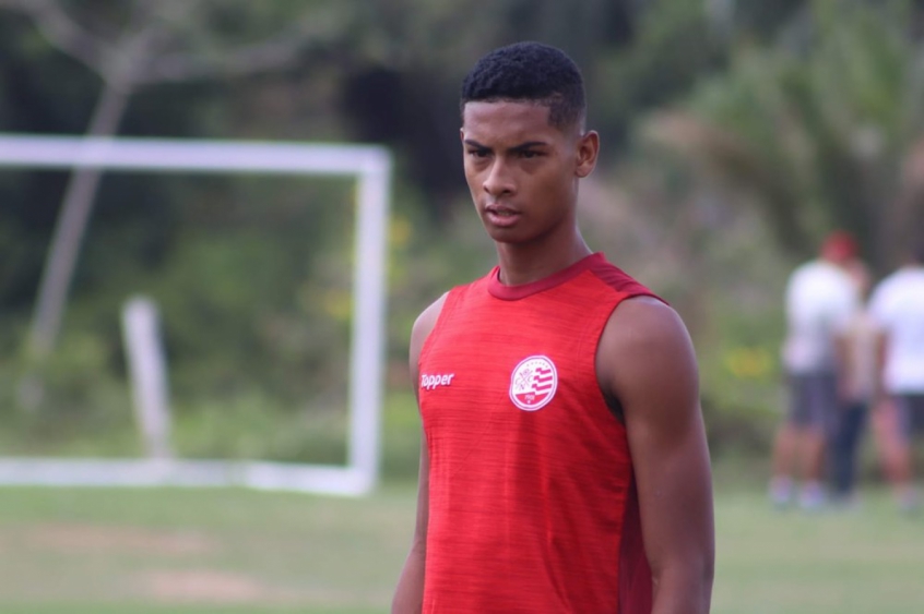 Corinthians contrata zagueiro destaque do Naútico para o time sub-20
