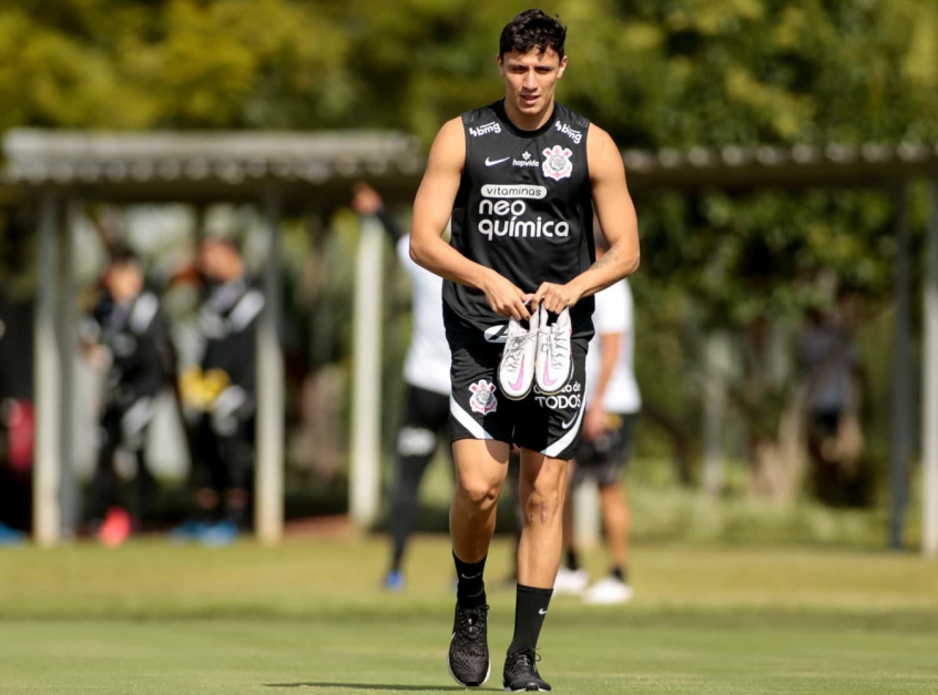 Longe de retorno ao Corinthians, Mantuan faz atividade em campo