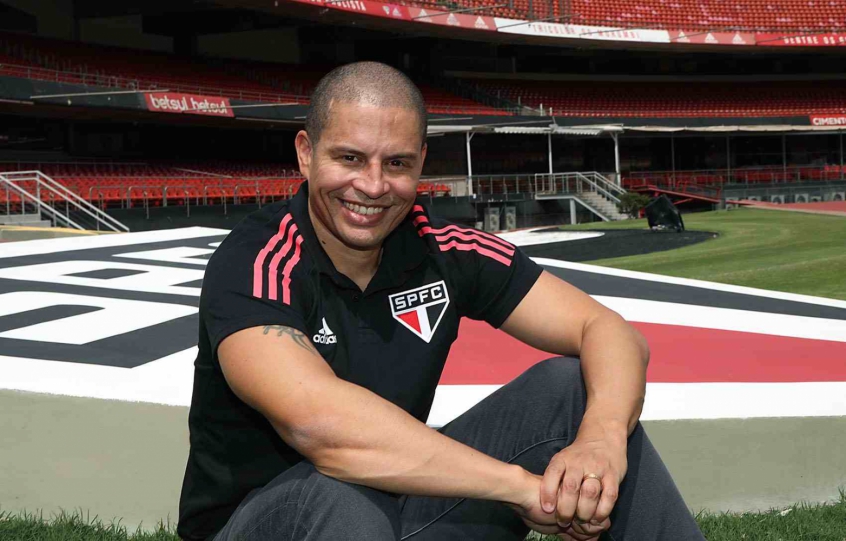 São Paulo oficializa ex meia Alex como o novo treinador do Sub 20 LANCE!