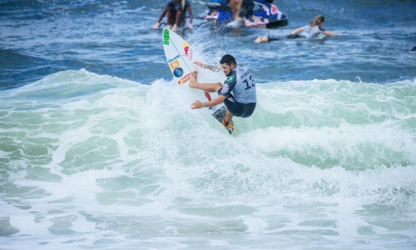 Adriano de Souza Mineirinho avança para a 3ª fase em Newcastle — Foto: Dunbar / WSL
