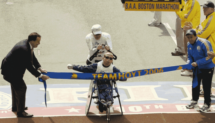 Dave McGillivray (à direita) na linha de chegada para receber Dick e Rick na Maratona de Boston de 2006. (Arquivo pessoal)