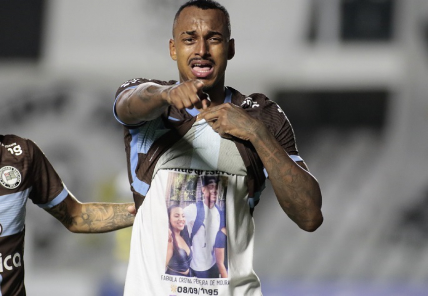 Falta de defensor? Corinthians teve apenas um jogador de defesa no banco contra o Santos 