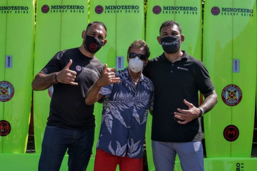 Os irmãos Rogério Minotouro e Rodrigo Minotauro com o surfista Rico de Souza