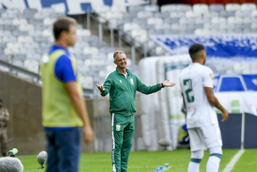 Lisca não entrou em campo, mas mexeu bem na sua equipe e ainda conseguiu desestabilizar o Cruzeiro