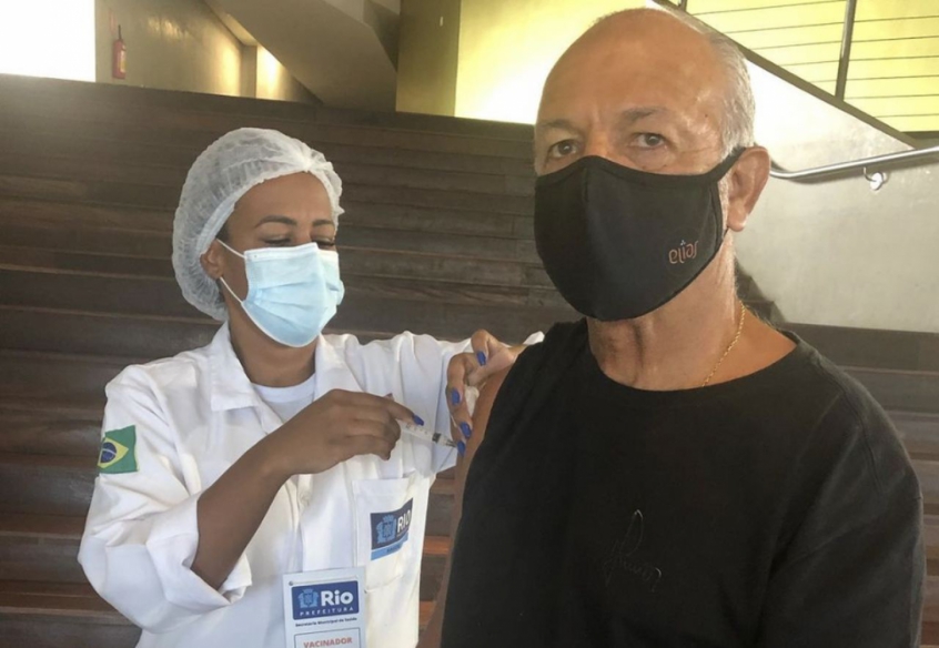 Ídolo do Flamengo, Júnior recebe segunda dose de vacina contra o Covid-19