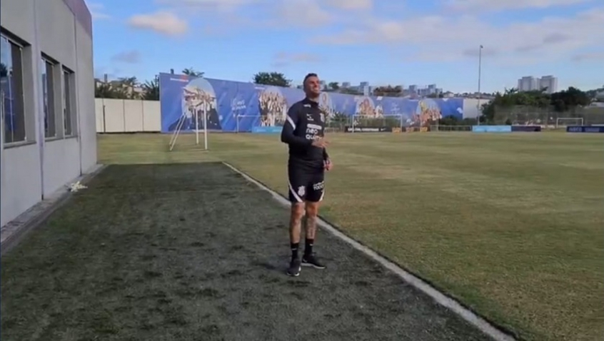 De volta às origens, Luan empina pipa antes de treino do Corinthians: 