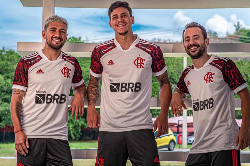 Arrascaeta, Pedro e Everton Ribeiro na divulgação do novo uniforme