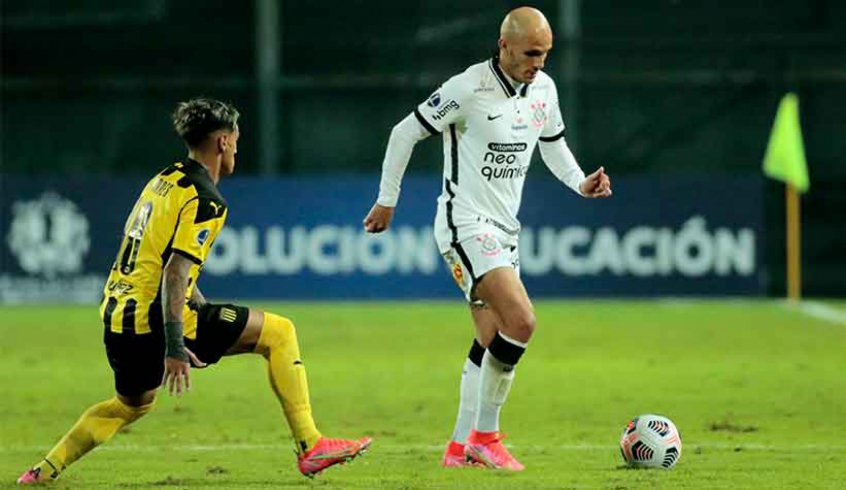 Com Fábio Santos suspenso, Corinthians tem conta a pagar por cartões amarelos na Copa Sul-Americana