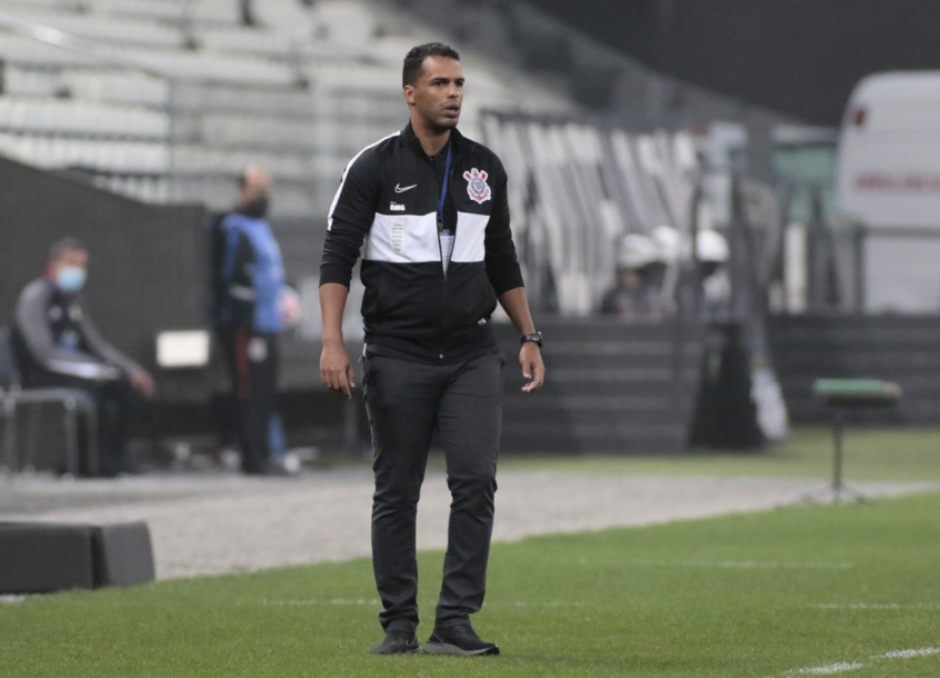 Estreante no Corinthians, Fernando Lázaro se diz satisfeito por goleada na Sul-Americana