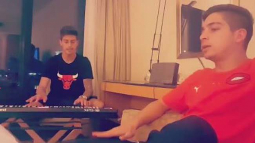 Rigoni no piano e Benítez cantando. Dupla se arriscou na música