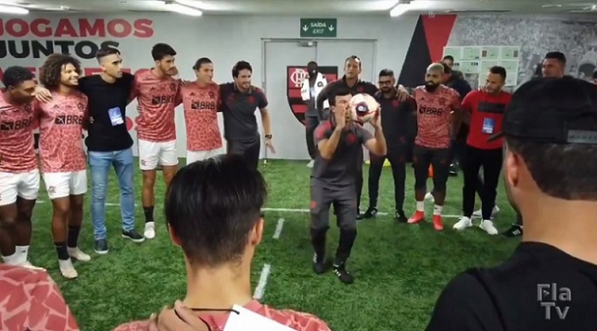 Preparador físico do Flamengo faz a bola levitar em discurso antes de final e leva jogadores ao delírio