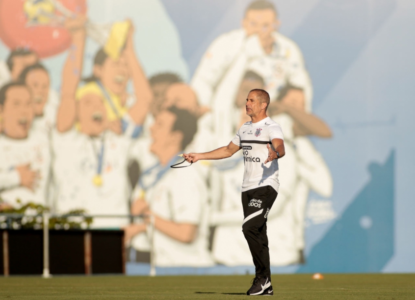 Sylvinho afirma que momento financeiro do Corinthians não atrapalhará seu trabalho