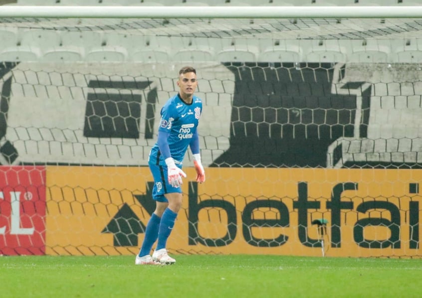Donelli comemora estreia internacional pelo Corinthians: 
