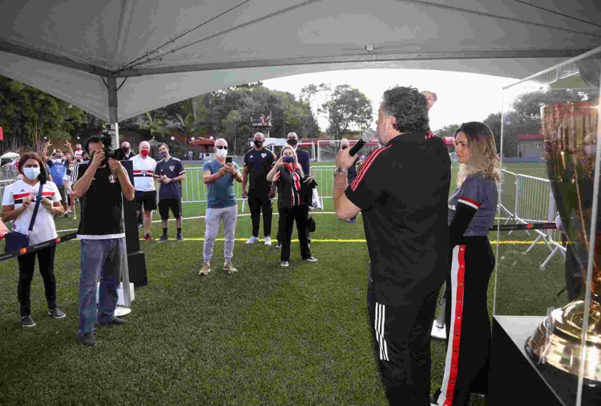 Sócios do São Paulo tiram foto com a taça e já pedem reeleição de