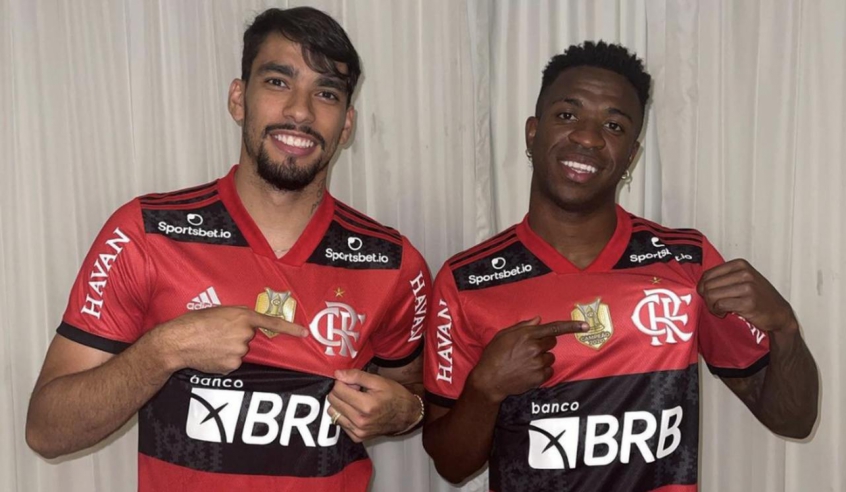 Lucas Paquetá e Vini Jr posam com camisas do Flamengo: Bateu saudades