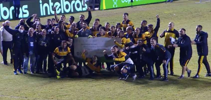 Apos Classificacao Time Do Criciuma Comemora Com Cheque E Paulo Baier Recebe Mensagem De Vizinhos Lance