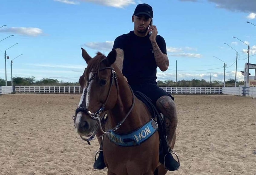 Gabriel Jesus andando a cavalo