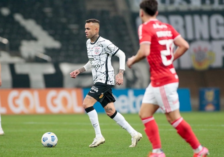 Desde que voltou de lesão, Luan jogou apenas um tempo com Sylvinho 
