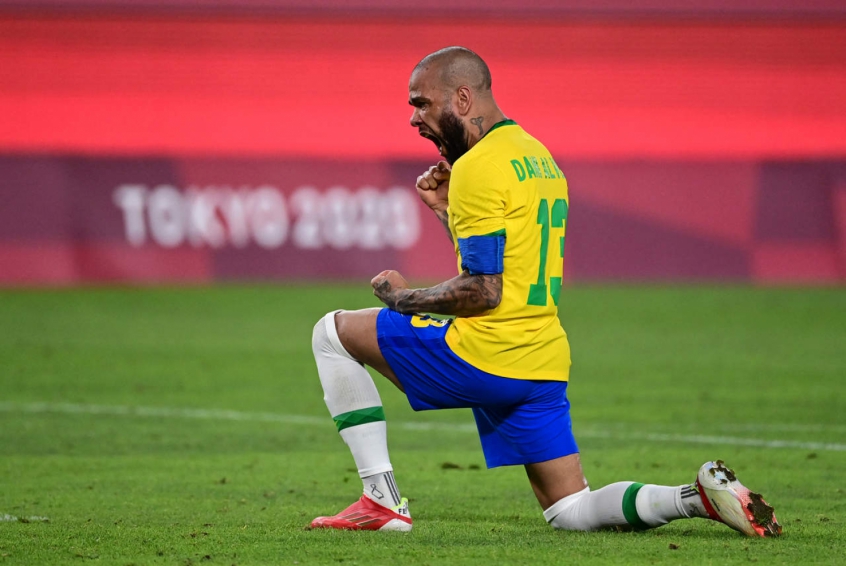 Daniel Alves responde críticas à Seleção por polêmica no pódio: 'Não  queremos ser diferentes de ninguém' | LANCE!