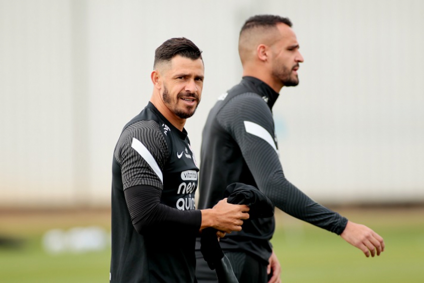 Após chegada de Giuliano e Renato Augusto, Corinthians melhora eficiência nos passes
