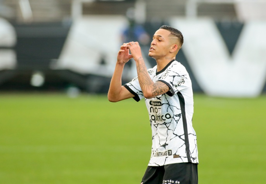 Após lesão, Adson vai de destaque a alternativa no Corinthians