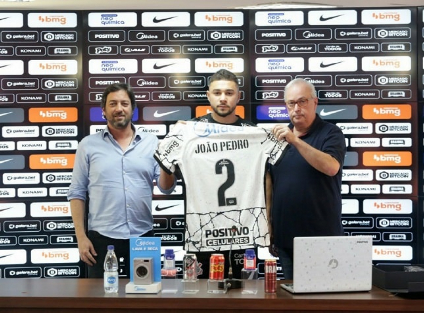 Joao Pedro fala sobre seu estilo de jogo: 'Sou um lateral ofensivo, mas com consciência defensiva'
