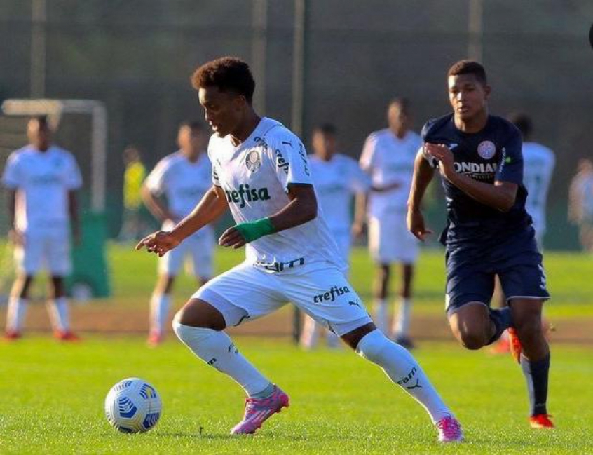 Atacante da base do Palmeiras se destaca em treino com equipe principal 