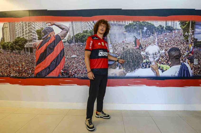 David Luiz mostra cartão de visitas do novo zagueiro do Flamengo