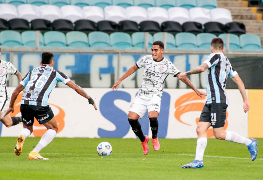 Volante sai na frente por briga pela reserva de Fagner no Corinthians