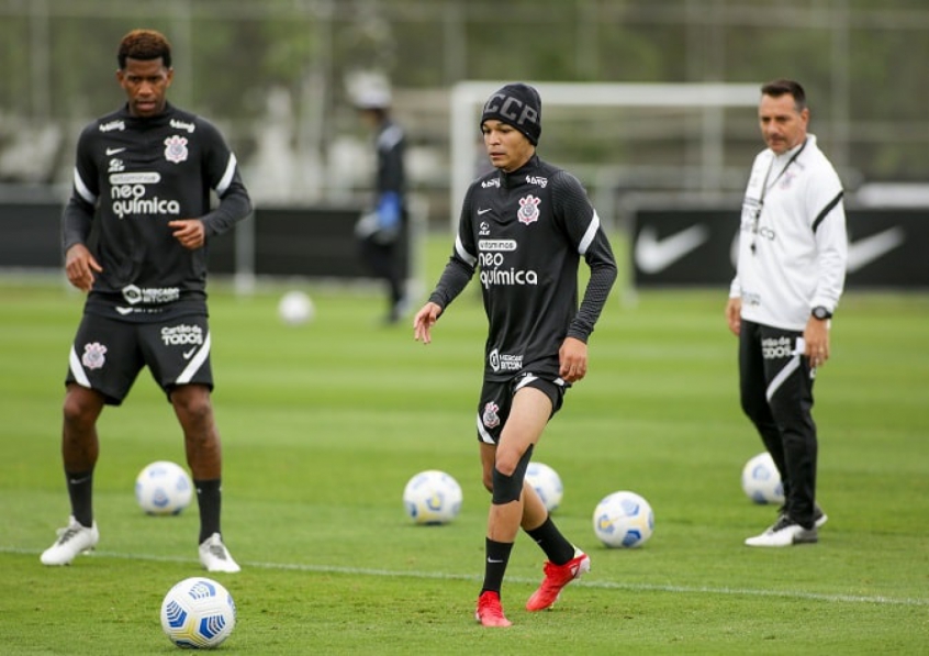 Adson treina com o grupo e pode reforçar o Corinthians