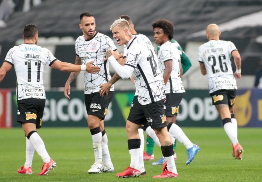 Sylvinho começa a encontrar 