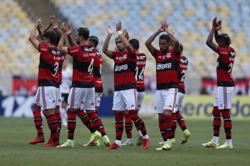 Flamengo x Athletico - Time aplaudindo torcida