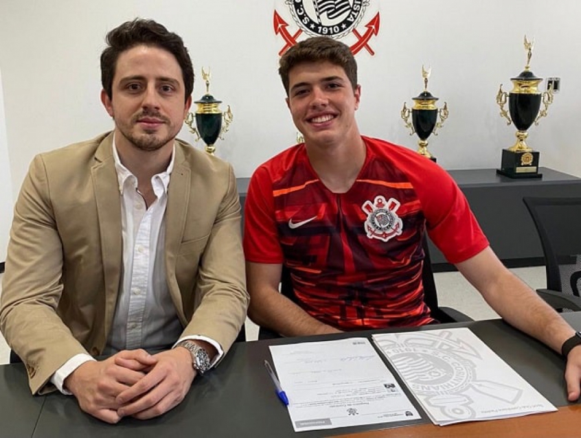 Com multa de R$ 150 milhões, goleiro do sub-17 do Corinthians assina contrato profissional