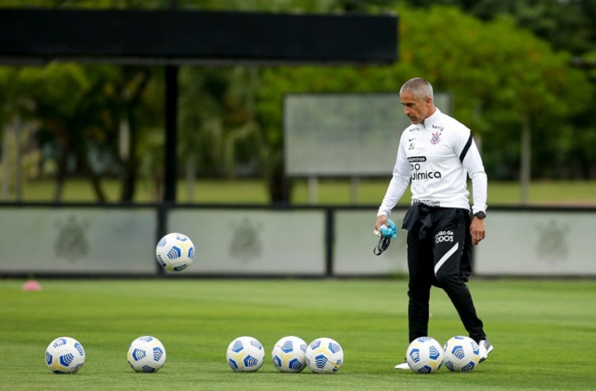 Pressão sobre Sylvinho aumenta entre conselheiros do Corinthians, mas técnico recebe 'blindagem'