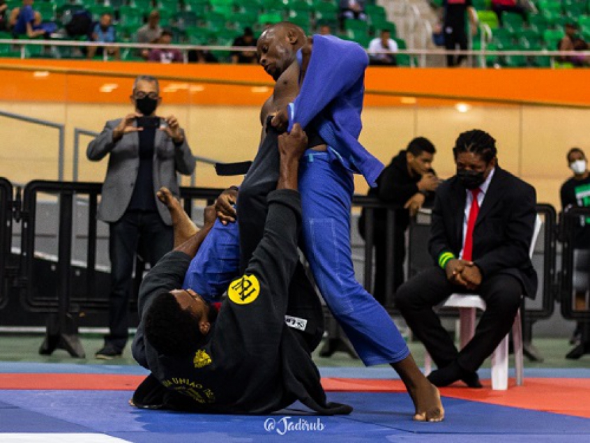 Davi Fidelis (quimono azul) brilhou no Brasileiro de Master da CBJJD (Foto: Jadirub)