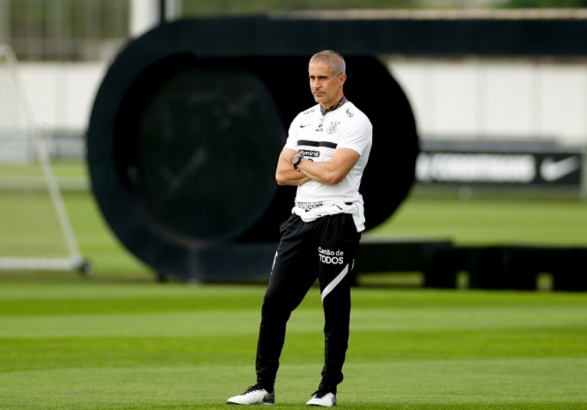 Números de Sylvinho melhoram e treinador deixa de ser pior comandante na Arena