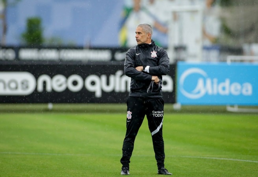 Com dúvidas e desfalques, Sylvinho repetiu escalação do Corinthians só uma vez no 2º turno