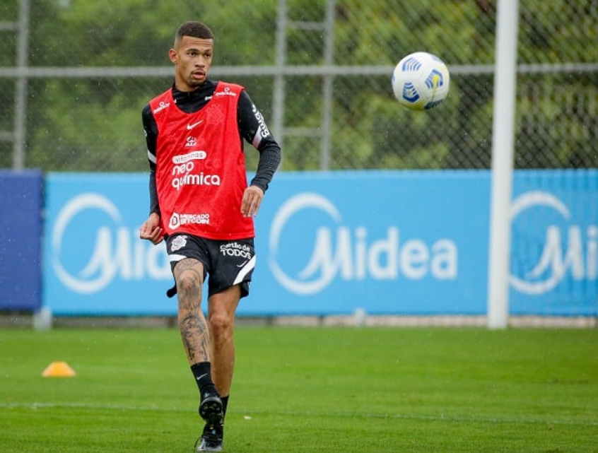 Após se firmar no Corinthians, João Victor projeta títulos e ida para Seleção Brasileira