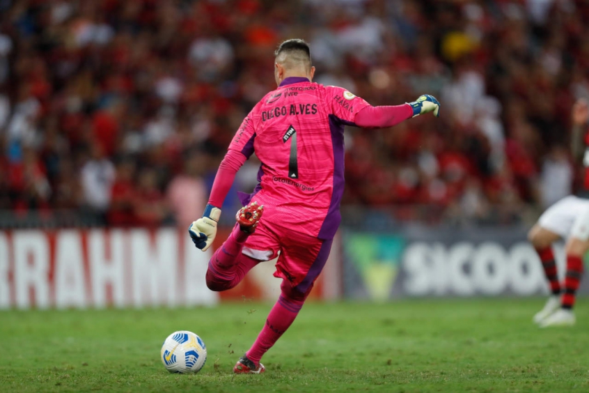 Diego Alves alcança marca de 100 jogos no Maracanã pelo Flamengo