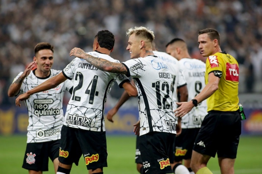 Embalado pela torcida e na base da paciência, Corinthians vence outra |  LANCE!
