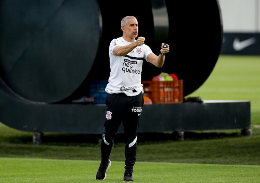 Exames apontam arritmia cardíaca detectada no técnico Sylvinho