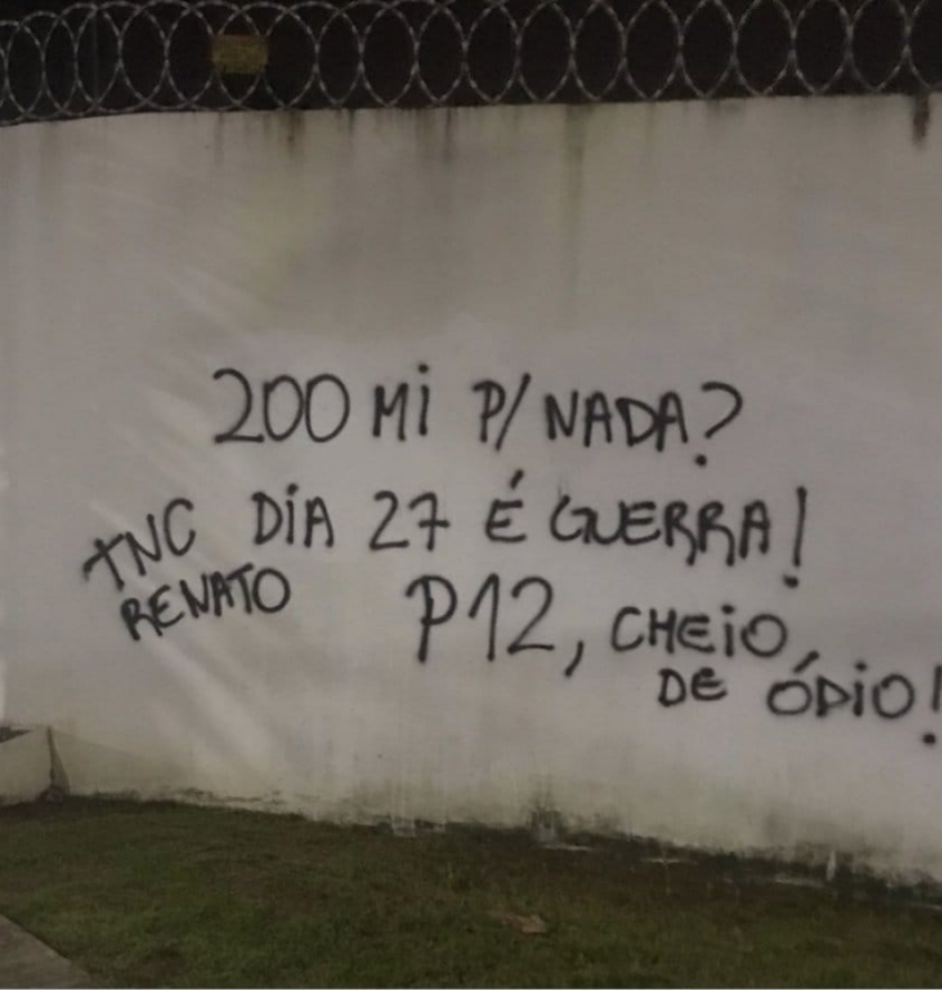 Muro do Ninho do Urubu volta a ser pichado após empate do Flamengo