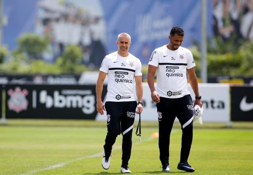 Sylvinho e Fernando Lázaro - treino do Corinthians - 15-11