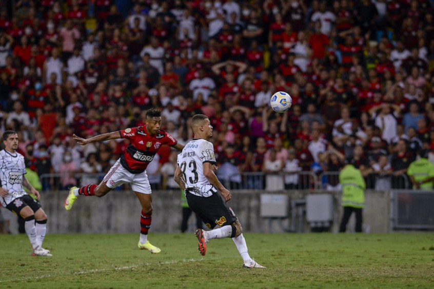 No apagar das luzes, Bruno Henrique marca e Flamengo vence o Corinthians no Maracanã